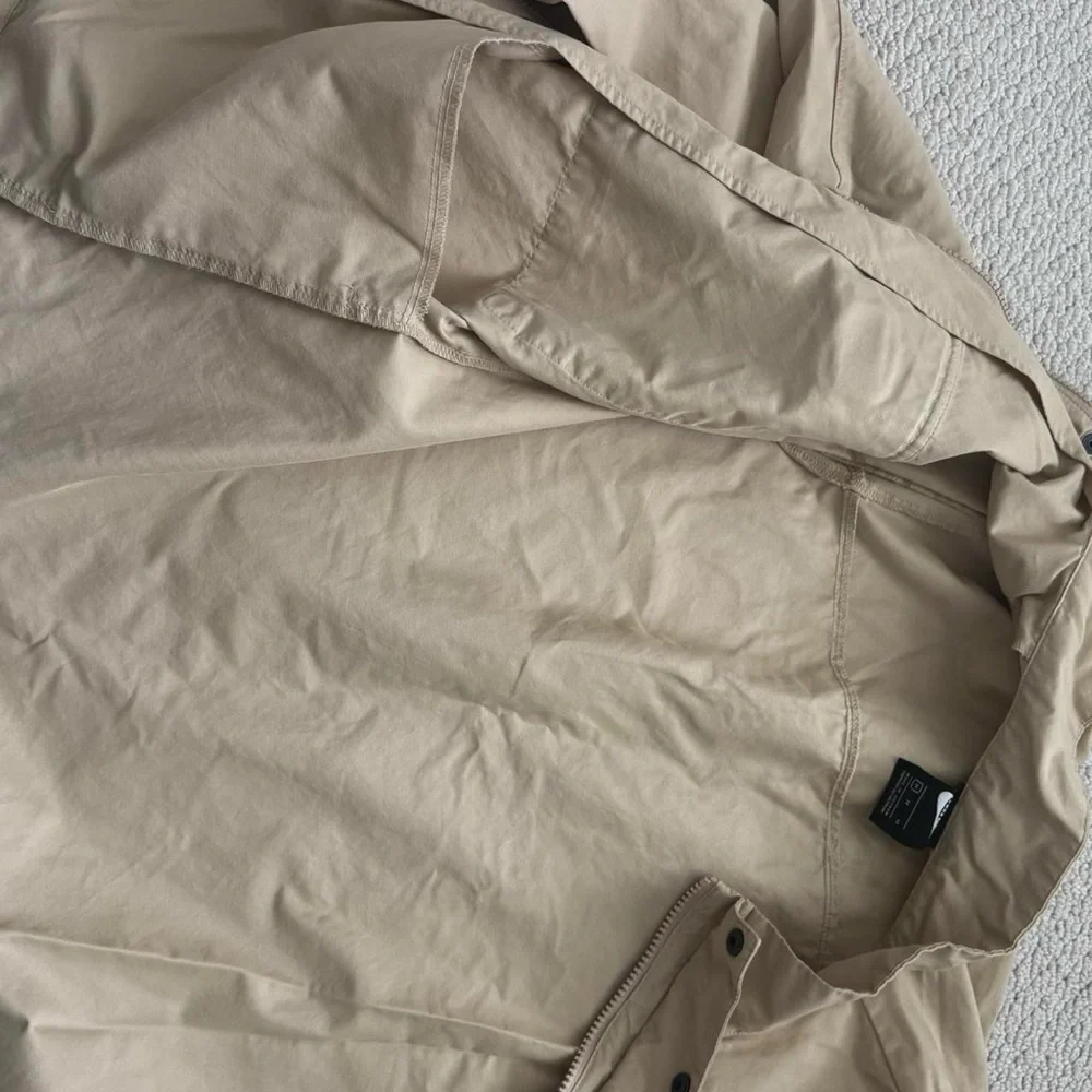 Nike Men's Beige Lightweight Shirt Jacket - Picture 8 of 8
